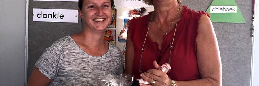 Links ontvang DeidrÃ© Scholtz haar â€œValentyns-raffleâ€ van De Kleine Gansies se skoolhoof, Lanita Marais  